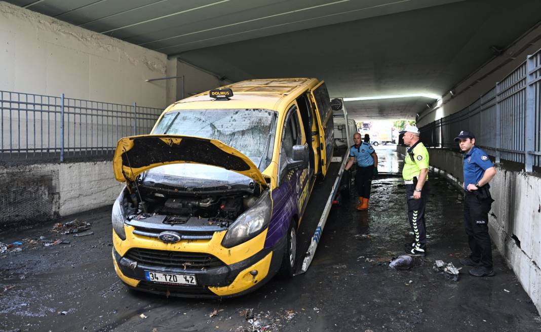 İstanbul'da sağanak hayatı felç etti! Araçlar sular altında kaldı 57